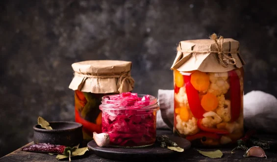 Welche Rolle spielen Probiotika und Enzyme in fermentierten Lebensmitteln?